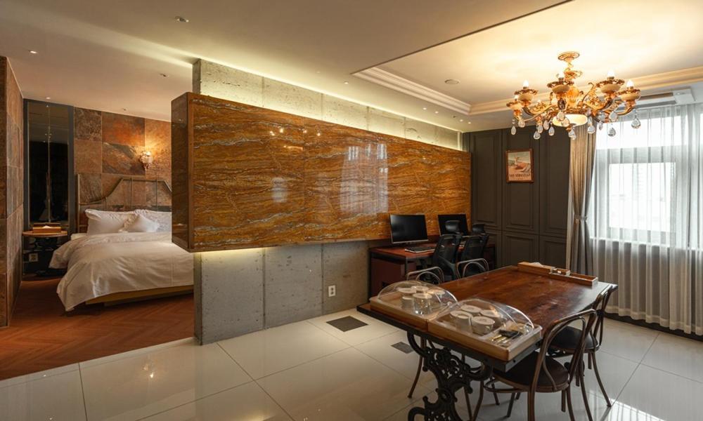 Daegu February Hotel Dongseongro Bagian luar foto