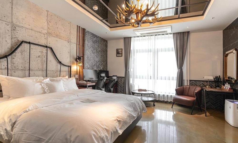 Daegu February Hotel Dongseongro Bagian luar foto