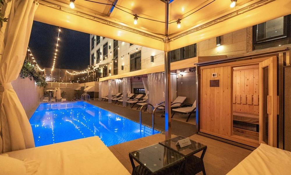 Daegu February Hotel Dongseongro Bagian luar foto
