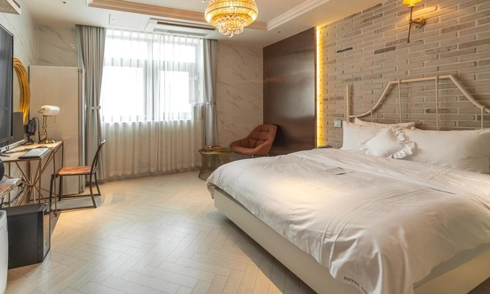Daegu February Hotel Dongseongro Bagian luar foto