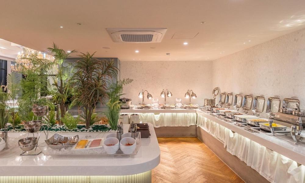 Daegu February Hotel Dongseongro Bagian luar foto